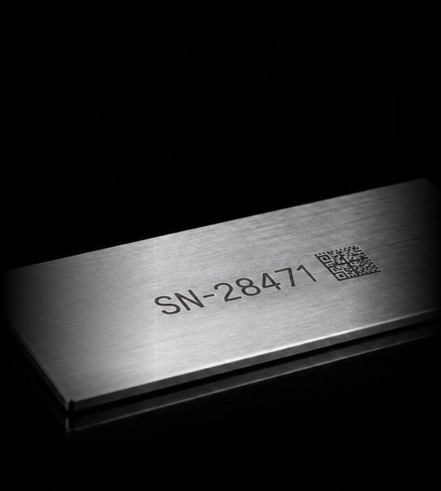 Lasergraviertes Typenschild aus Edelstahl mit Seriennummer und QR-Code